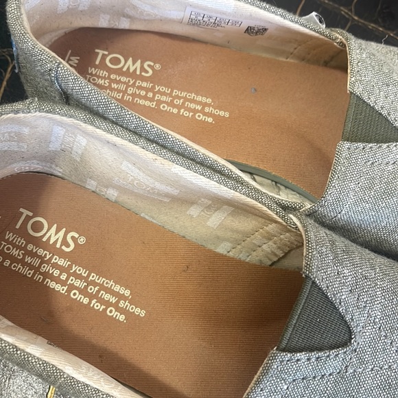 TOMS - Picture 3 of 3